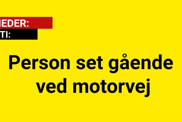 Person set gående ved motorvej