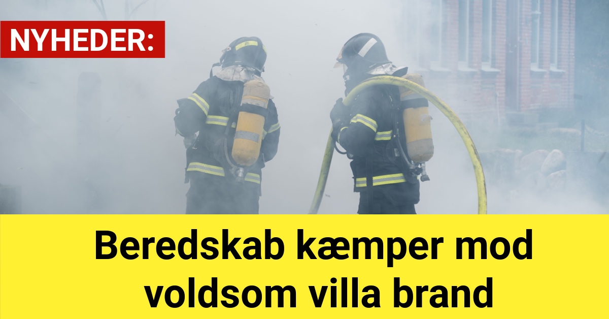 Beredskab kæmper mod voldsom villa brand