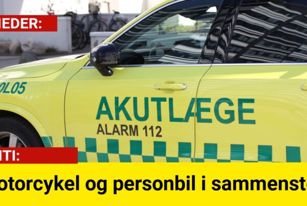 Motorcykel og personbil i sammenstød