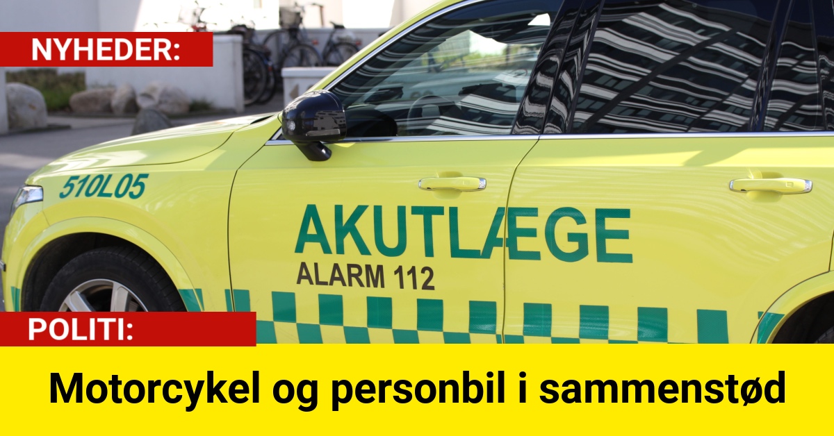 Motorcykel og personbil i sammenstød