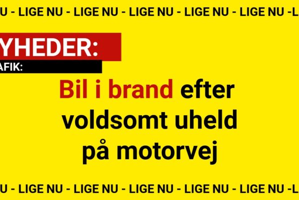 Bil i brand efter voldsomt uheld på motorvej