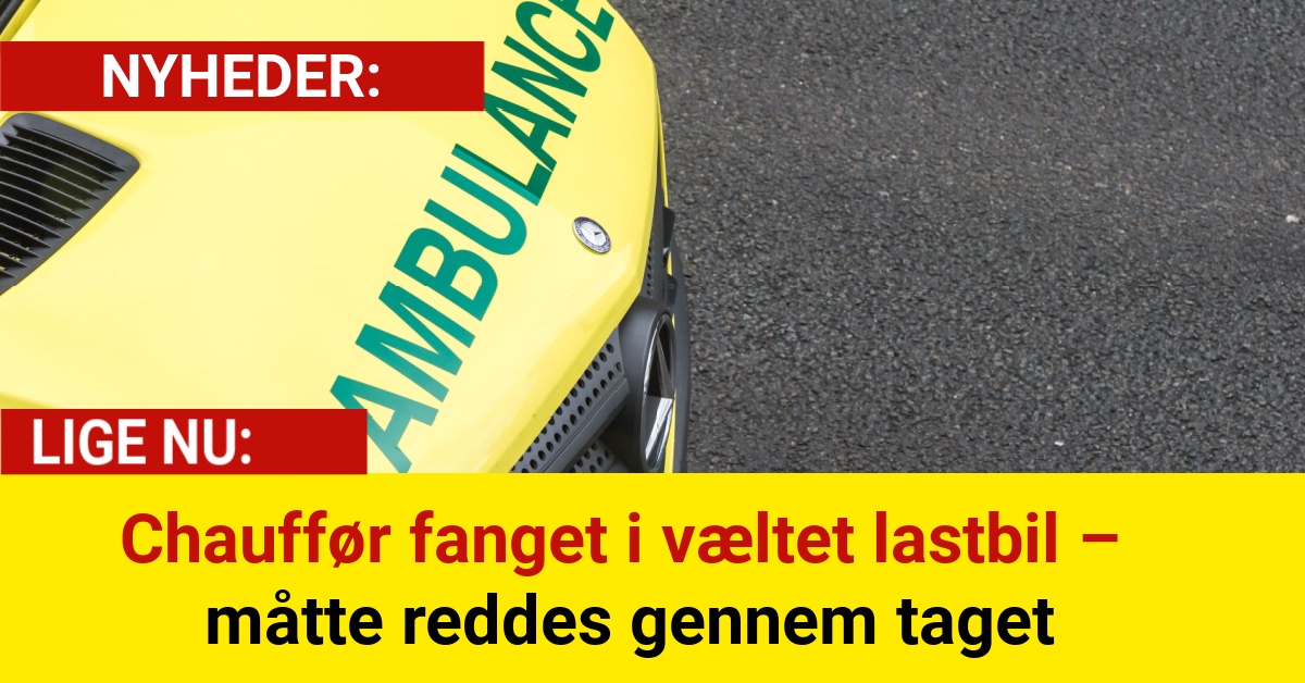 Chauffør fanget i væltet lastbil – måtte reddes gennem taget