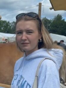 20-årige Nikoline er forsvundet – politiet beder om hjælp Underoverskrift: Nordsjællands Politi efterlyser kvinde fra Rungsted og opfordrer borgere til at kontakte politiet ved observationer Artikel: Nordsjællands Politi efterlyser den 20-årige Nikoline, der mandag er gået fra en adresse i Rungsted tæt ved Strandvejen. Politiet beder nu offentligheden om hjælp til at finde den unge kvinde. Nikoline beskrives som en dansk kvinde på 171 cm, spinkel af bygning og med lyst, skulderlangt hår. Hun var iført en lysegrå hættetrøje, mørkegrå jeans og lyserøde Adidas-sko, da hun forsvandt. Politiet opfordrer alle, der ser Nikoline eller har oplysninger om hendes opholdssted, til straks at ringe 112. Hvis man møder Nikoline, bør man blive hos hende og afvente politiets ankomst. Efterlysningen blev mandag delt af Nordsjællands Politi via det sociale medie X (tidl. Twitter). Kilde: Nordsjællands Politi via X