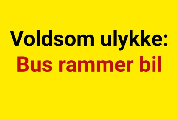 Voldsom ulykke: Bus rammer bil