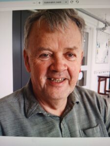 70-årige Erik er forsvundet fra Fredericia – politiet beder om hjælp Iført blåternet skjorte og rustrøde bukser: Borgerne opfordres til at tjekke skure og udhuse i området omkring Lumbyesvej Politiet efterlyser i øjeblikket den 70-årige Erik, der er forsvundet fra sit hjem på Lumbyesvej i Fredericia. Ifølge politiets beskrivelse er Erik dansk, lys i huden, mellem 170 og 175 centimeter høj og kraftig af bygning. Han har kort gråt hår, bærer briller og var iført rustrøde bukser, en blåternet kortærmet skjorte samt en blå, tynd dynejakke, da han sidst blev set. Sydøstjyllands Politi opfordrer alle borgere i området til at være ekstra opmærksomme og til at tjekke skure, garager og andre udhuse, hvor Erik eventuelt kan have søgt ly. Skulle man få øje på Erik, eller have oplysninger om hans færden, bedes man straks kontakte politiet på telefon 1-1-4. Kilde: Sydøstjyllands Politi