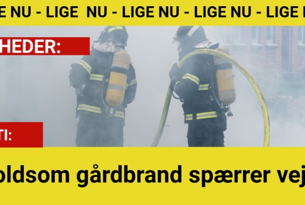 Voldsom gårdbrand spærrer vej