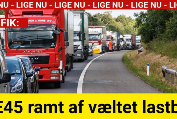 E45 ramt af væltet lastbil
