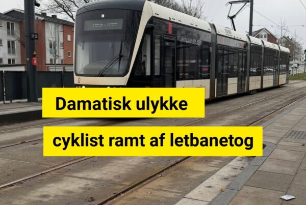 Cyklist ramt af letbanetog
