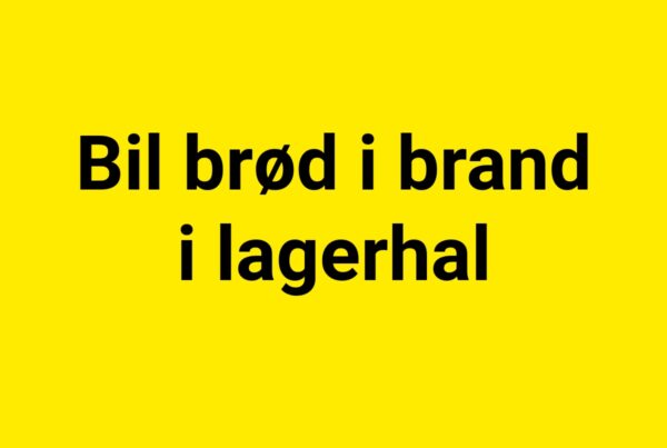Bil brød i brand i lagerhal