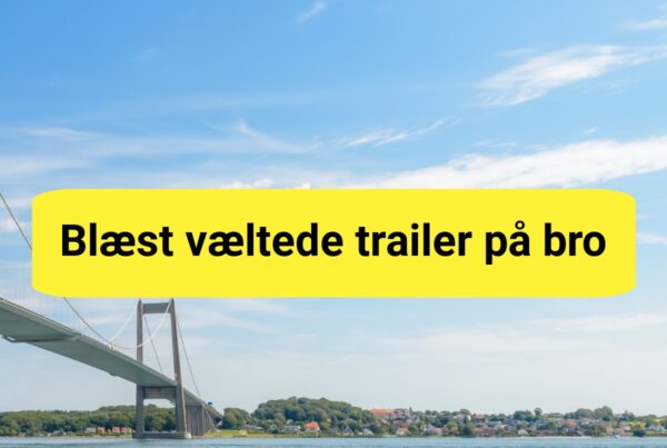 Kraftig blæst skaber kaos på bro: Trailer væltet i sidevinden