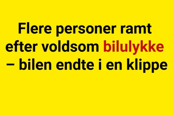 Flere personer ramt efter voldsom bilulykke – bilen endte i en klippe