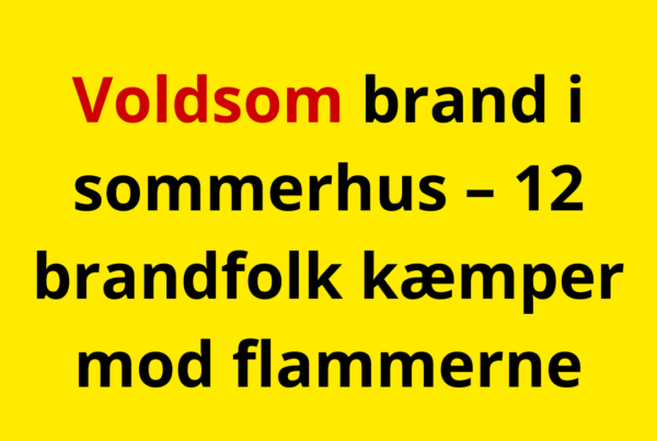 Voldsom brand i sommerhus – 12 brandfolk kæmper mod flammerne