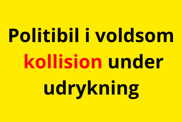 Politibil i voldsom kollision under udrykning