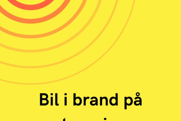 Bil i brand på motorvejen – køen vokser
