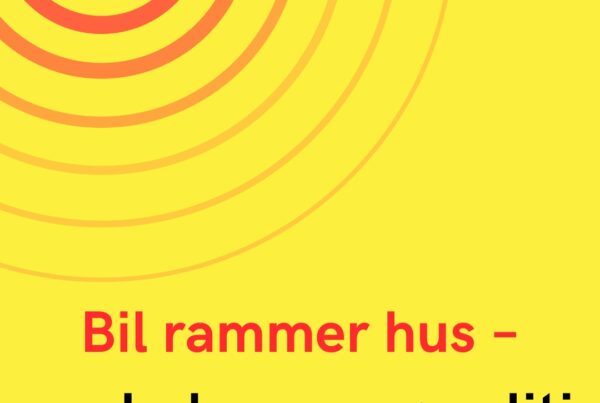 Bil rammer hus – ambulancer og politi på stedet