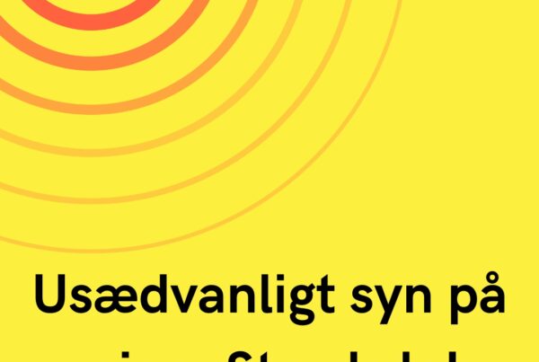 Usædvanligt syn på vejen: Struds løb foran bil