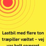 Lastbil med flere ton træpiller væltet – vej var helt spærret