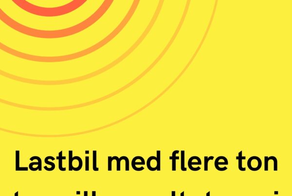 Lastbil med flere ton træpiller væltet – vej var helt spærret